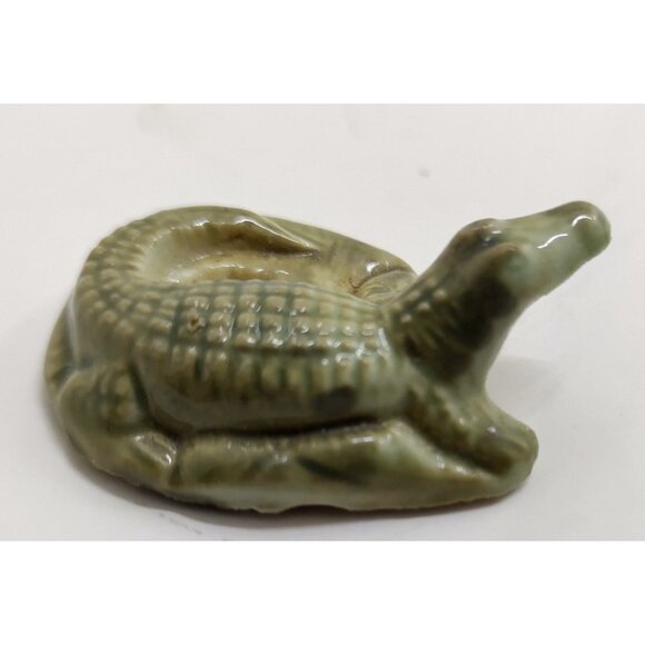 Wade Whimsies Series 1 Alligator Canadian Red Rose Tea Mini Figurine 1967-73 - Picture 1 of 4